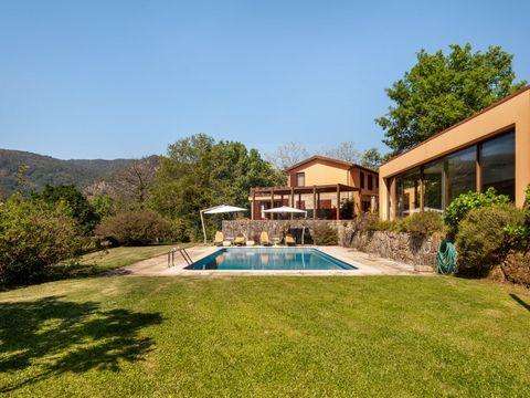 Magnificent property located above the Caniçada Dam, in Gerês, in the village of Faldrem, covering the parishes of Cova and Ventosa, in the municipality of Vieira do Minho, district of Braga. In front of the property stands the majestic mountain rang...