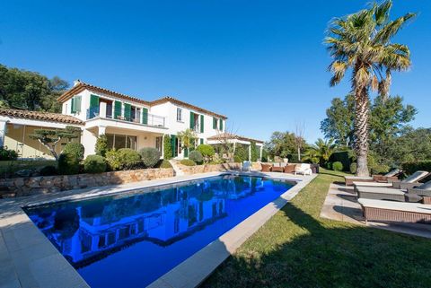 Superb Provencal villa in a quiet private domain with a beautiful view of the sea and the bay of Saint-Tropez. The villa has 4 bedrooms and 4 bathrooms, on a living area of 190 m2, nestled on a fenced plot fully landscaped of 2500 m2 with pool. This ...