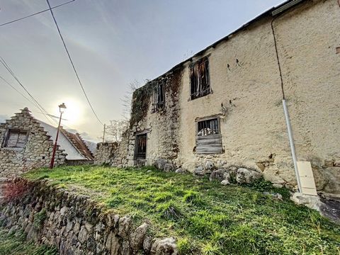 This house to renovate, in a beautiful hamlet on the heights of the town of Ercé, is ideally located. Facing south-east, it offers an unobstructed view of the mountains of Aulus-les-Bains through the upstairs windows. It is spread over three levels. ...