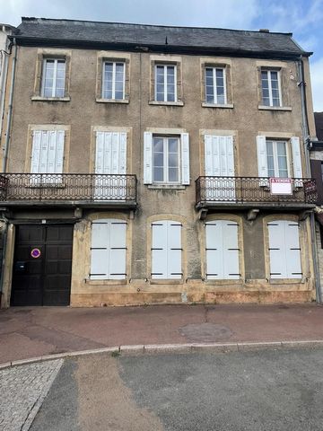 Ref. 2771 Northern Burgundy, in a charming locality, a stone's throw from all shops and the train station, Former coaching inn, numerous outbuildings, access by porch on the street side or, out of sight, by private road. Residential house (127 m2), h...