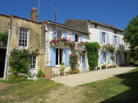 Beautiful 18th century stone house, brimming with charm, set in a quiet location just outside of the market town of Aulnay-de-Saintonge. 150 m² has already been renovated and there is the possibility of creating another 150 m² of habitable space to i...