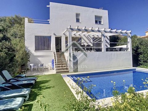 Lucas Fox presents this beautiful 131 m² villa built on a 524 m² plot in the quiet development of Cala Llonga, Maó. The property is distributed in two floors. At the entrance on the ground floor, we have the entrance hall with an lift and stairs that...