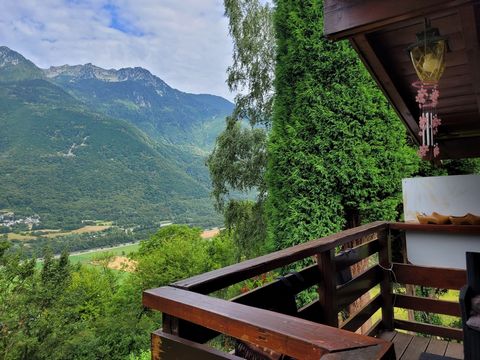 Ideal for lovers of peace and nature. At the end of a cul-de-sac, not overlooked, with an exceptional and breathtaking view of the Belledonne mountain range. Chalet-style house with 2 independent apartments on 2 levels. Land about 2600 m2. Features: ...