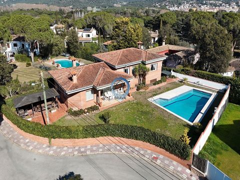 Located in the prestigious Golf de Santa Cristina d'Aro, this stunning 323 m2 property, built in 1986 with high-end materials, offers an exclusive lifestyle in a privileged setting. Entering through the automatic gate, you will be greeted by an encha...