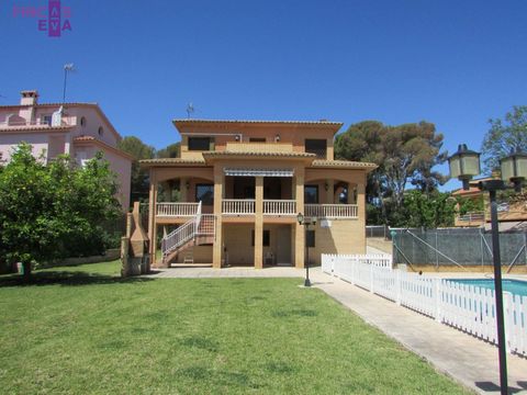 Villa located 300 m. from the Torredembarra Nautical Port, and the Paella beach. characterized by its wonderful fine golden sand and the tranquility of its waters. . Ideal to live all year round, or as a second residence.. . The house consists of:. ....