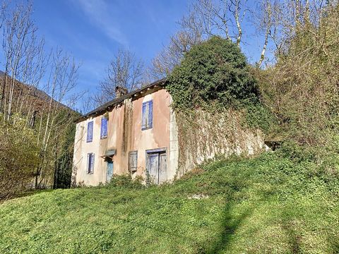 This house, to renovate entirely, is ideally located between Ercé and Aulus-les-Bains. Facing south, it is spread over three levels. On the ground floor, you will discover an entrance that serves a first living room with fireplace, as well as a comfo...