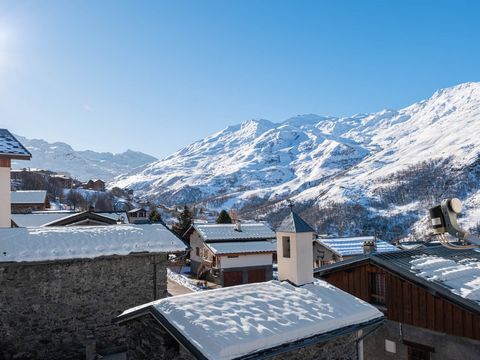 A rare opportunity not to be missed in Lavassaix! This sunny village is the ideal place to settle, as it's close to the slopes that give you access to the 3 Vallees ski area. This large chalet with a total floor area of 388.42 m2 comprises a 60 m2 2-...