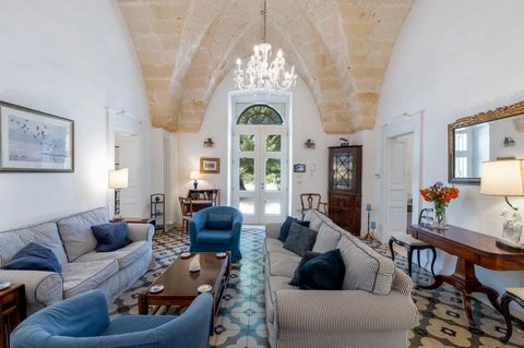 We zijn verheugd om een prachtige villa in Puglia te koop aan te bieden, een tijdloos meesterwerk dat op meesterlijke wijze traditionele architectuur combineert met modern comfort. Deze uitgestrekte landelijke villa, oorspronkelijk gebouwd aan het be...