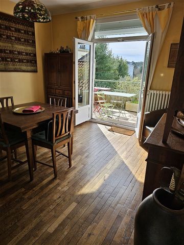 Nantes Procé: House plus two apartments. Large house bathed in light of approximately 220m2 on the ground. Two completely independent accommodations integrate this complex for teenagers or for rental. The main house offers a fitted kitchen, a large l...