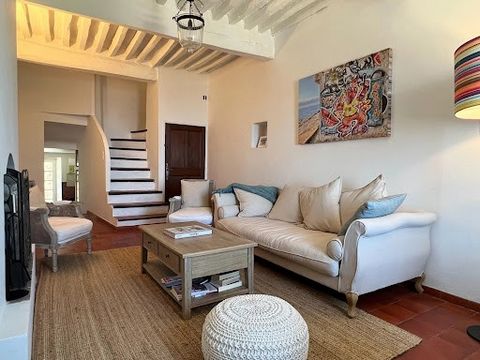 ENVIRONMENT: In one of the most beautiful villages of the Luberon, in the heart of the village, in a cobbled alley close to its shops and restaurants. HOUSE: The entrance is directly through the kitchen (11m2), then the living room (21.9m2) with fire...