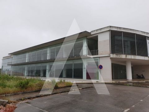 Warehouse with 3 floors located on National Road 1 in Casal da Amieira, Battle with very comprehensive and spacious areas. Wide views of the mountains and also with good visibility to the National Road, which makes it a strong point for your business...
