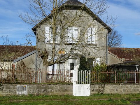 The COTE PARTICULIERS DE Lignières agency offers you EXCLUSIVELY this charming house on two levels with courtyard, outbuildings and garden of 400 m2 not adjoining. It consists of a living room opening onto a fitted and equipped kitchen, bathroom with...