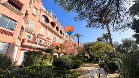 BANDOL SEAFRONT 'GRAND STANDING RESIDENCE' - MAGNIFICENT T2 OF 52 M2 WITH PRIVATE BEACH Ideally located in a luxury residence with caretaker, facing the sea, in the immediate vicinity of amenities and the center of Bandol. Beautiful and bright T2 wit...