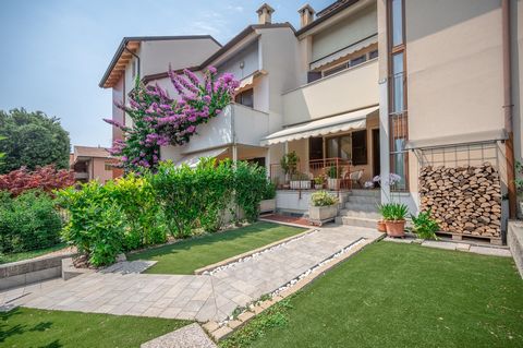 Welcome to your ideal home in Bardolino, a beautiful terraced house that transmits warmth and comfort. Located just 100 meters from the coveted beaches of Lake Garda, this property offers a privileged location for those wishing to live in harmony wit...
