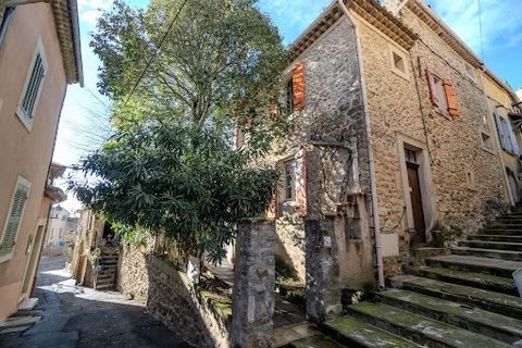 La motte d'aigues, village house to be completely renovated. 140m2 living space, 180m2 garden, 3 bedrooms and attractive living areas. Rare property in the village.