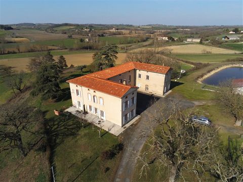 Late 18th century property on a 1.4500 hectare plot not overlooked. It offers an exceptional 360° view and is located 5 minutes from shops, 20 minutes from ALBI, Gaillac and CASTRES and 40 minutes from Toulouse. The living area (without work) is brig...