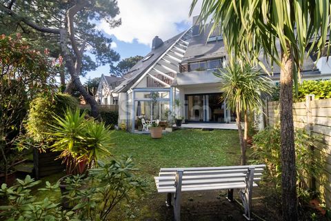 Réf 67876JMDB : Ideally located in the heart of La Baule les Pins, 134m2 villa-apartment in a quiet architect-designed house close to the beach and shops. This property offers a large bright living room with fireplace and a lounge opening onto a sout...