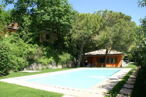 This luxurious 2-bedroom bungalow for 6 guests is located in Garda. Ideal for families or friends, guests can relax in the swimming pool and access free WiFi at this pet-friendly property. In the vicinity of the villa, you can go to restaurants 200 m...