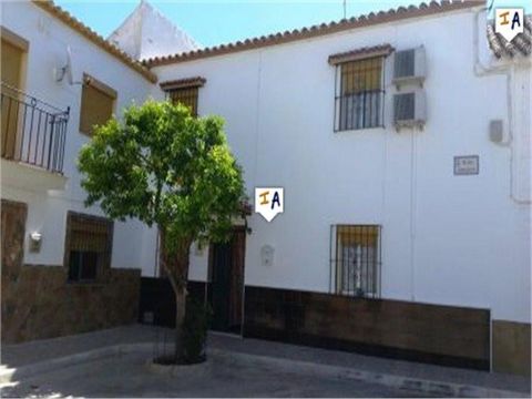 This large Townhouse is located in the quiet pretty village of Canada de Pareja, with good access to the motorway this property is just a short drive to the historical town of Antequera. The property is set out over two floors and has a private terra...