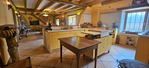 SAINT JEAN DE THOLOME- EXCLUSIVITY - Very nice renovated farmhouse of 260 m2 of living space in a quiet area, located on a plot of 1082 m2. The ground floor is composed of a fitted kitchen, a living room with masonry stove, a bedroom as well as a bat...