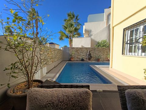 Nous sommes fiers de vous présenter cette opportunité vraiment exceptionnelle située sur le prestigieux parcours de golf de Las Ramblas ! Cette remarquable villa INDIVIDUELLE, comprenant 4 chambres et 3 salles de bains, a été ingénieusement transform...