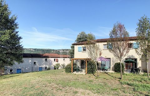 10' from the center of Cajarc, quiet and close to all amenities and services, in a dominant position over the valley, this 44 m2 house - 3 rooms including 2 bedrooms - on 2 levels offers ideal comfort for a secondary residence and a seasonal rental i...