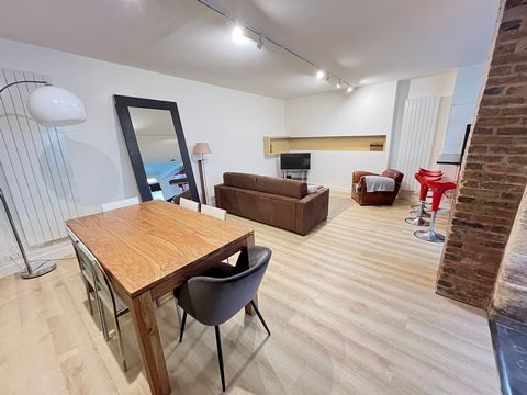 The apartment is located in Montorgueil, in the center of Paris, very close to restaurants and shops. It is completely furnished and the american kitchen is fully equipped. It is close to the metro stations: Châtelet les Halles, Sentier and Etienne M...