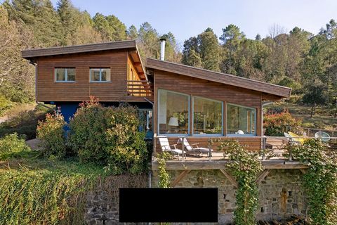Op zoek naar een favoriet? Op de hoogten van Anduze, op een dominante positie, biedt dit huis van 267 m2 een opmerkelijk en betoverend uitzicht op de natuur. Dit huis met houten architectuur gebouwd in 2009, ligt op bijna 3000m2 tuin, met een prachti...