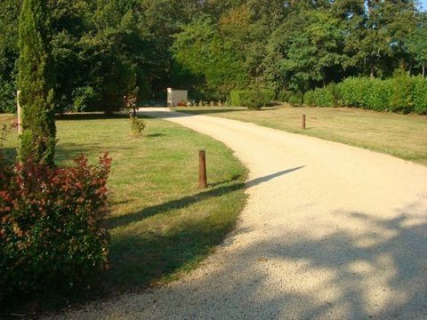 Very beautiful Landes stone house with exposed beams of more than 200m2 on the edge of the forest. This beautiful property is surrounded by a plot of 7800m2 including tennis court and outbuilding of 88m2 to be rehabilitated. The house is composed of ...