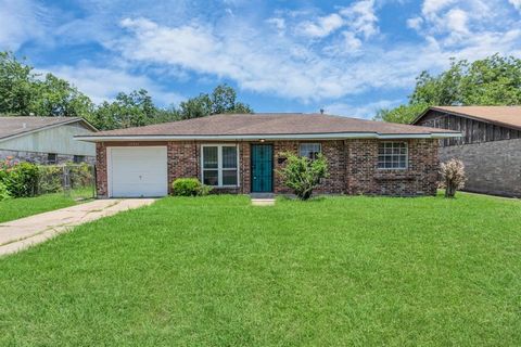 This modest home is located in the Crestmont Park subdivision consist of 3 bedrooms and 1.5 bath sellers recently installed a New AC unit 7/2023 along with new vinyl flooring and painted the interior throughout the home, new SS appliances . Foundatio...