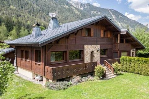 Come and discover this magnificent semi-detached chalet, nestled in a bright, peaceful part of Chamonix. You'll love its spacious living room with open kitchen, overlooking a flat, green, south-facing plot. The chalet has four comfortable double bedr...