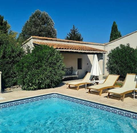 EXCLUSIVE! Charming village in Provence, New, superb charming villa located at the gates of Isle sur la Sorgue. 145 m² of living space comprising a house with 3 bedrooms, living room, living room, open kitchen and an outbuilding that can be a gîte wi...