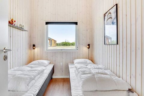Ferienhaus bei Nørre Kettingskov, nur gut 500 m vom Wasser gelegen. Die großen Fensterflächen des Hauses sorgen für unglaublich viel Lichteinfall. Es stehen vier Schlafzimmer und zwei Badezimmer zur Verfügung. Dazu kombiniertes Wohn-/Esszimmer, ausge...