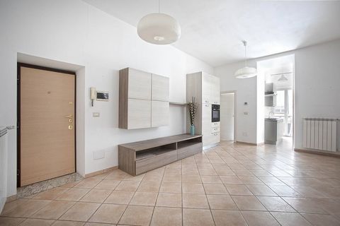 Renovated three-room apartment with small balcony A few steps from Piazza delle Erbe we offer for sale a splendid recently renovated three-room apartment, located on the first floor and composed of: living room with kitchenette, double bedroom with s...