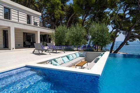 A beautiful villa for sale located in a quiet location on the island of Brač, first row to the sea, just a few steps from the crystal clear sea and a beautiful pebble beach. The villa is located on a spacious plot among pine trees, it is protected fr...
