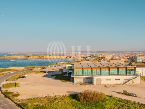 Restaurant/Bar, 1196 sqm (gross floor area), located directly on the seafront, in Peniche. With a seating capacity for 228, the property comprises two floors, with the ground floor occupied by an office, staff bathroom and warehouse equipped with a s...