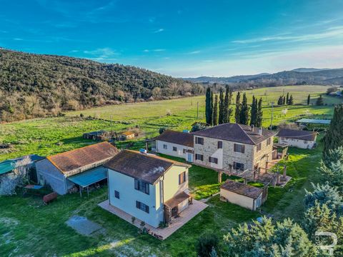 Attention horse lovers: this agriturismo not only has several engine rooms and stables for your animals, but also approx. 3.2 hectares of farmland bordering a river, making it a true paradise for your four-legged friends! Of course, this property has...