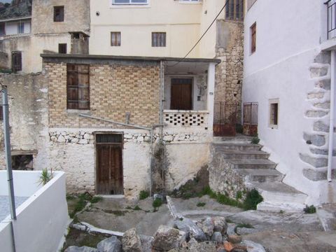 Cette propriété est définie vers le haut du village de Kritsa. La maison est dans une position élevée et bénéficie d'une vue imprenable sur la vallée de Kritsa, les montagnes environnantes et la mer. Il comprend trois chambres à l'étage supérieur et ...