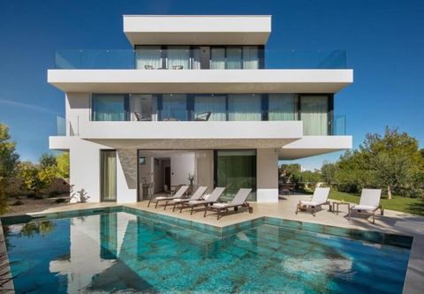 Zum Verkauf steht eine faszinierende hochmoderne Luxusvilla, nur wenige Meter vom Meer entfernt! Die Villa befindet sich in attraktiver Lage, nur wenige Minuten von Zadar entfernt, in einer ruhigen, grünen Umgebung. Die Gesamtfläche beträgt 440 qm. D...