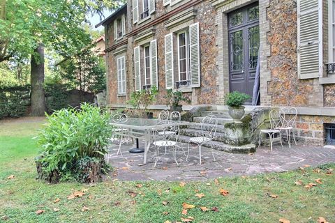 EXCEPTIONAL! GUYANCOURT, close to shops and schools, buses to the stations of Saint Quentin en Yvelines and Versailles, come and discover this huge detached house of character in good condition. Very great potential for large family, flatshare, liber...