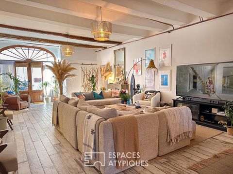 Nestled in the charming town of La Garde-Freinet in the Gulf of Saint-Tropez, close to the shops, this authentic air-conditioned village house has been tastefully renovated, preserving all its charm of yesteryear. This elegant 310m2 residence with a ...