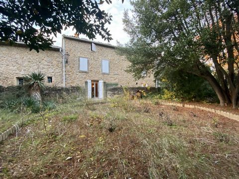 In a village 10 minutes from Narbonne with all amenities. Come and discover this beautiful winegrower house with a living area of 220 m2 with its refurbishment of 90 m2 on the ground approximately, the house has a garden of 118 m2. The volumes and th...