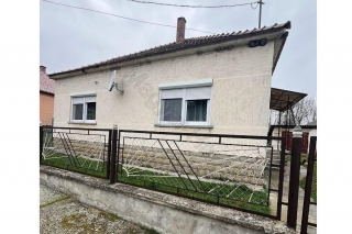 Price: €53.113,00 Category: House Area: 90 sq.m. Plot Size: 996 sq.m. Bedrooms: 5 Bathrooms: 1 Location: Countryside This house is in good condition and can be found in a beautiful village in the south. The house has been neatly maintained thru the y...