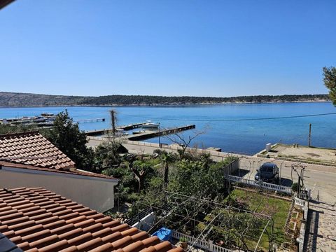 Investment opportunity on 1st row to the sea with bolat mooring, on Rab island! Situated directly on the promenade of the beautiful Barbata, just 20 meters from the sandy beach, is a house currently operating as a semi-board guesthouse. The house spa...