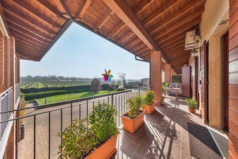 Nestled among the vineyards of the quiet town of Pozzolengo, 5 minutes from Lake Garda and in front of the renowned Chervò Golf Hotel San Vigilio, Garda Haus Sirmione offers a refined three-room apartment with terrace dituated on the second floor wit...