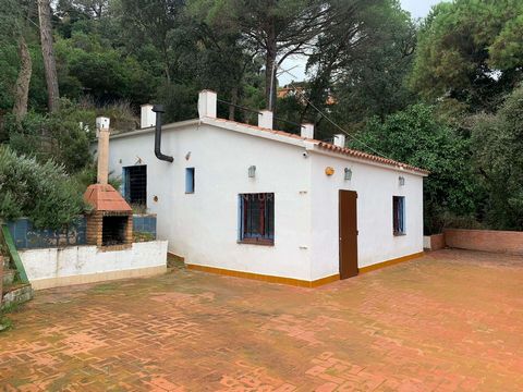 You are thinking of getting away from the big cities and the crowds, enjoying the tranquility and nature. Start a project to make a house, a home. This house is located in the Urbanization of Sant Genís, in the municipality of Palafolls. Currently, i...