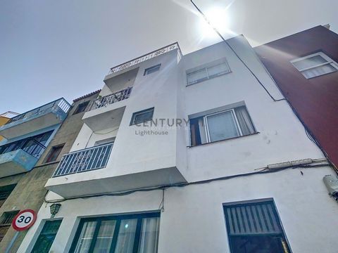 Bienvenue dans une opportunité d’investissement unique à La Orotava, Tenerife ! Présentation d’un impressionnant bâtiment de quatre étages avec un potentiel de revenus exceptionnel. Ce joyau de l’immobilier compte sept maisons, toutes actuellement lo...