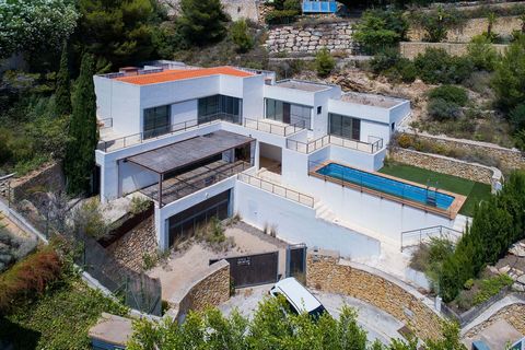Independent three-story house located in the Puerto de Jávea area, at the foothills of Montgó. Spanning 405 square meters, this property is built on a diverse-level plot of 1,117 square meters. The house is distributed as follows: on the ground floor...