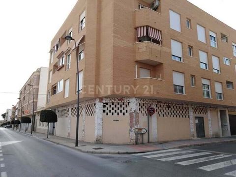 The opportunity you were waiting for in Mutxamel! Spacious and open plan commercial premises for sale in calle Dénia in the town of Mutxamel. This local gives you the freedom to build your business dreams, adapting it to your needs and creating a uni...