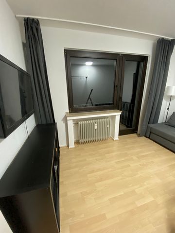 This high-quality modernized 2.5 room apartment in Klettenberg has 2 separate bedrooms (one room with a double bed and 1 room with a sofa bed (also suitable for up to 2 people)), one of which can also be used as a living room if occupied individually...